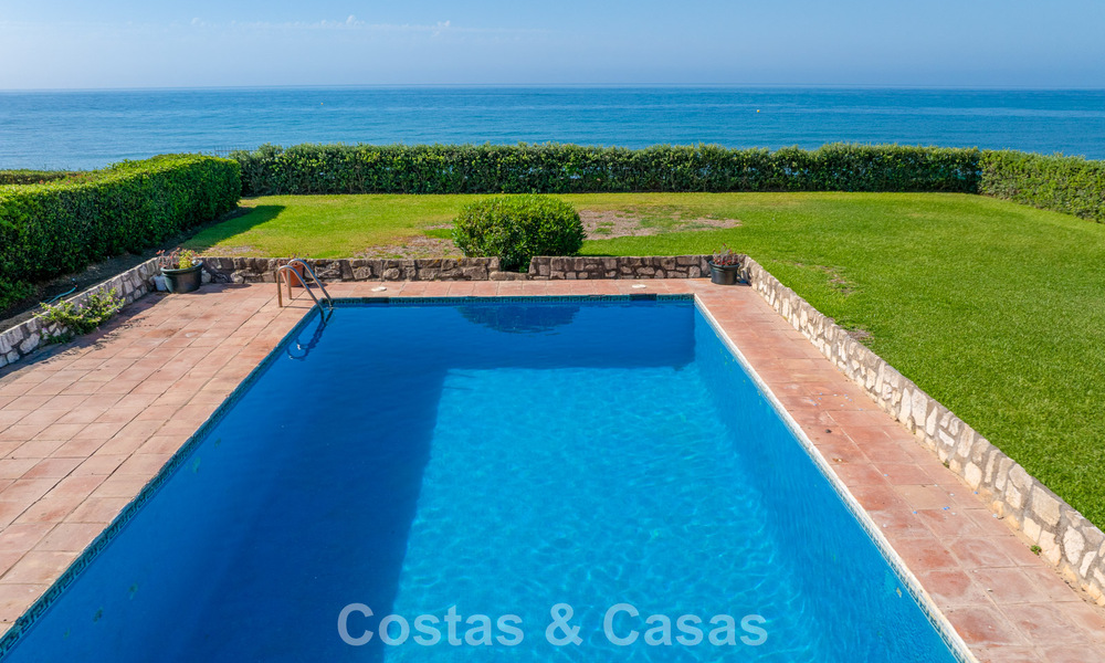 Villa à rénover avec un énorme potentiel à vendre en première ligne de plage entre Marbella et Estepona 802016