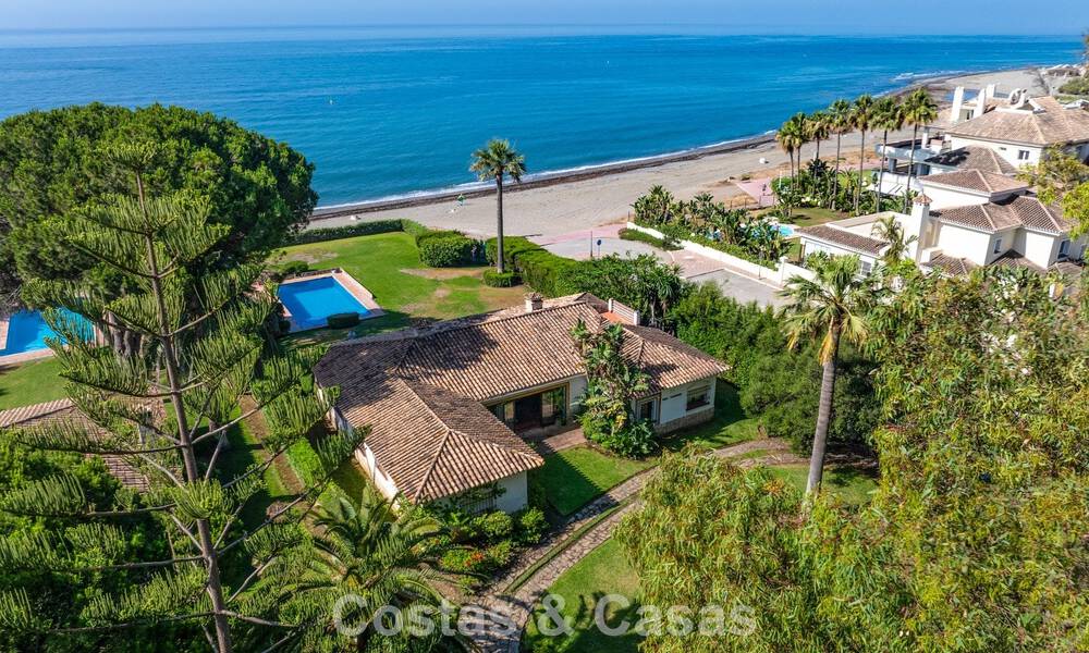 Villa à rénover avec un énorme potentiel à vendre en première ligne de plage entre Marbella et Estepona 802017