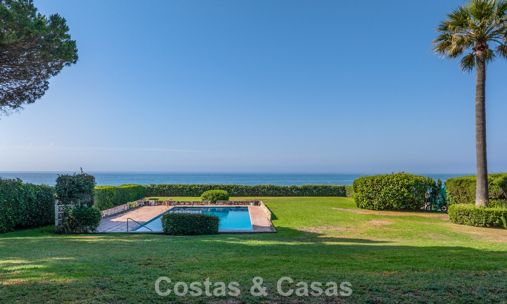 Villa à rénover avec un énorme potentiel à vendre en première ligne de plage entre Marbella et Estepona 802018