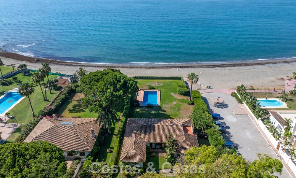 Villa à rénover avec un énorme potentiel à vendre en première ligne de plage entre Marbella et Estepona 802022