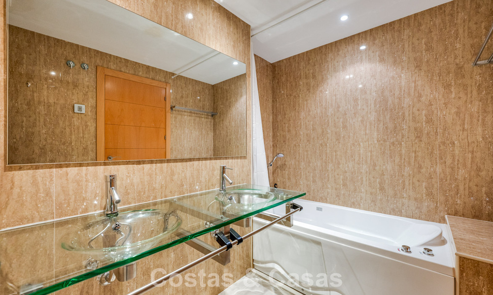 Appartement au dernier étage à vendre sur la New Golden Mile entre Marbella et le centre d'Estepona 802069