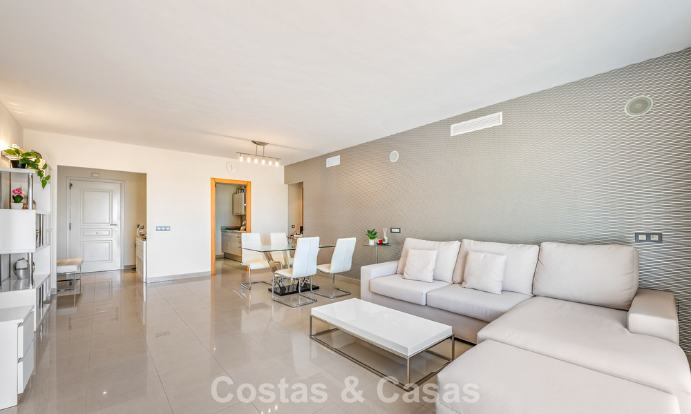 Appartement au dernier étage à vendre sur la New Golden Mile entre Marbella et le centre d'Estepona 802080
