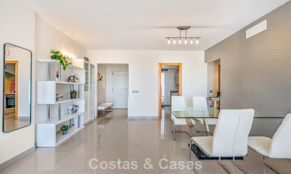 Appartement au dernier étage à vendre sur la New Golden Mile entre Marbella et le centre d'Estepona 802082