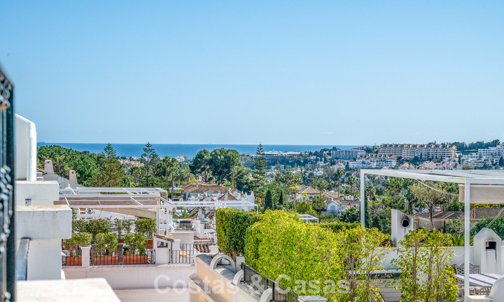 Charmante maison de ville à vendre dans un complexe de style andalou, proche des commodités à Nueva Andalucía, Marbella 802344