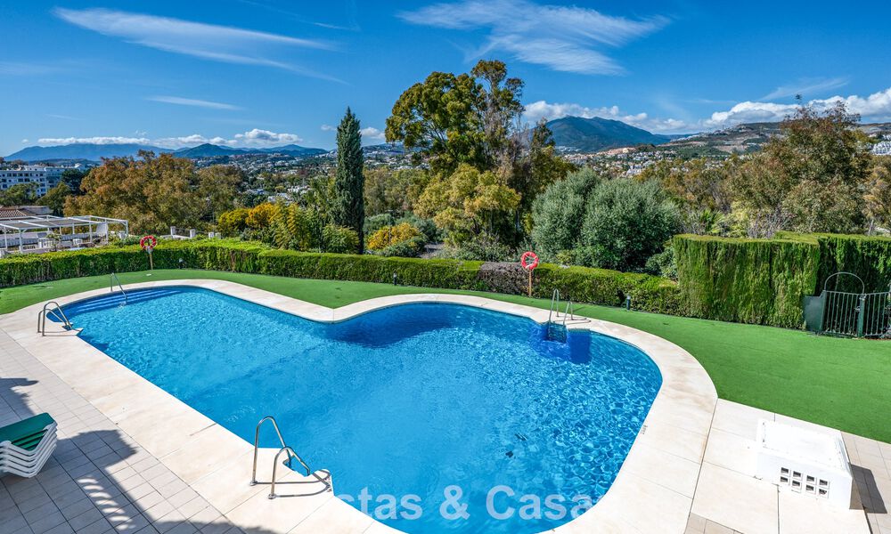 Charmante maison de ville à vendre dans un complexe de style andalou, proche des commodités à Nueva Andalucía, Marbella 802348