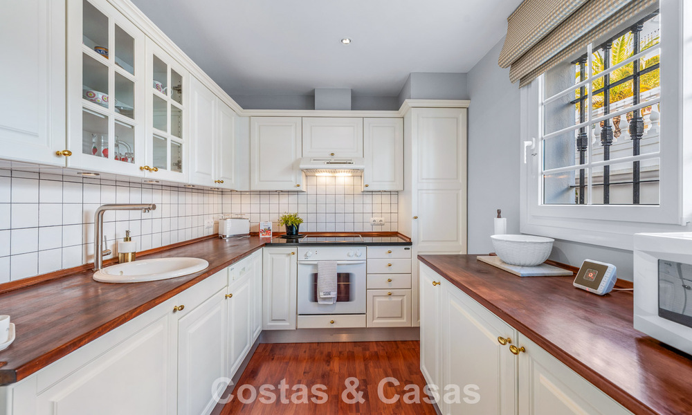 Charmante maison de ville à vendre dans un complexe de style andalou, proche des commodités à Nueva Andalucía, Marbella 802350
