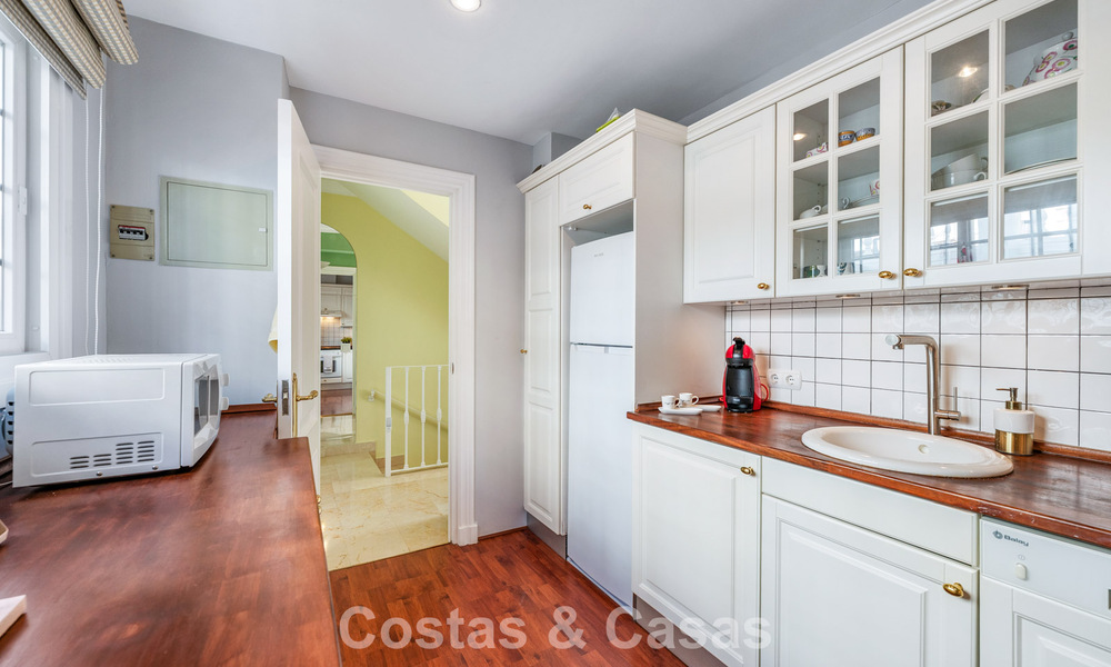 Charmante maison de ville à vendre dans un complexe de style andalou, proche des commodités à Nueva Andalucía, Marbella 802351