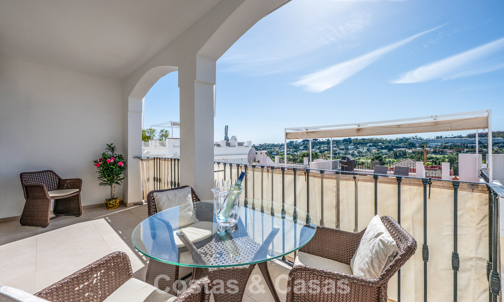 Charmante maison de ville à vendre dans un complexe de style andalou, proche des commodités à Nueva Andalucía, Marbella 802356