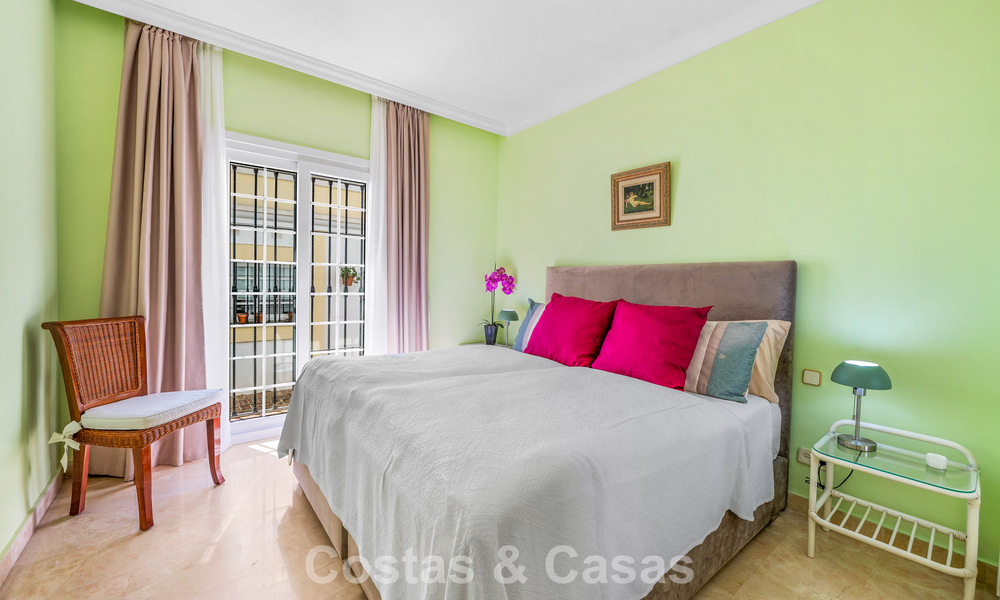 Charmante maison de ville à vendre dans un complexe de style andalou, proche des commodités à Nueva Andalucía, Marbella 802364