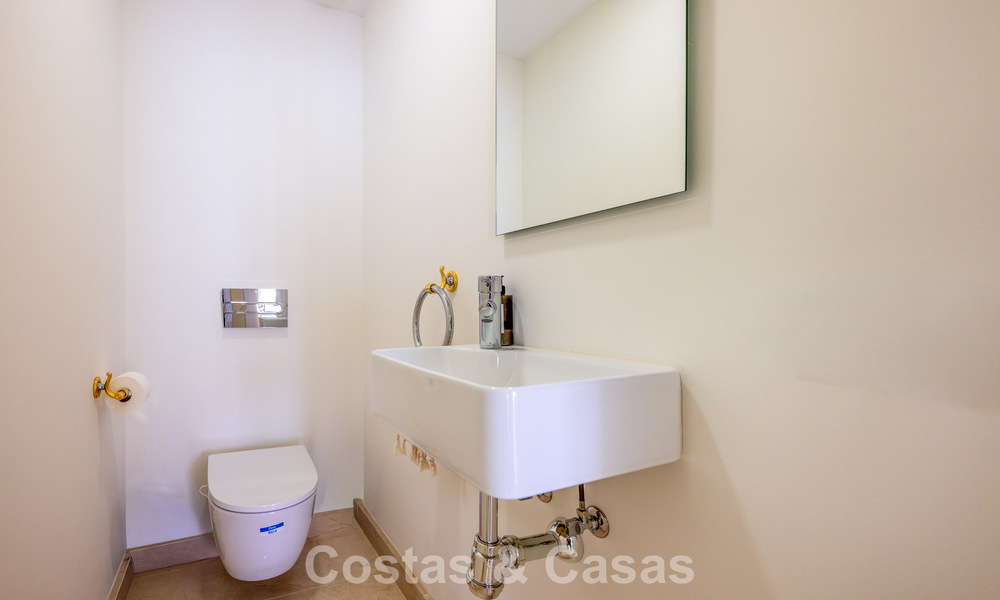 Charmante maison de ville à vendre dans un complexe de style andalou, proche des commodités à Nueva Andalucía, Marbella 802368