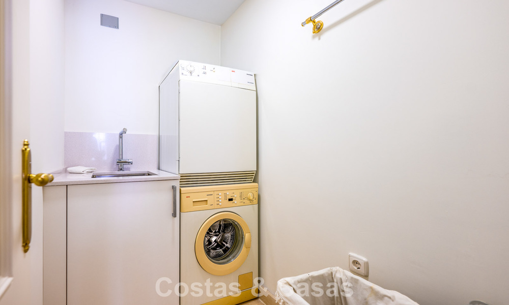 Charmante maison de ville à vendre dans un complexe de style andalou, proche des commodités à Nueva Andalucía, Marbella 802369