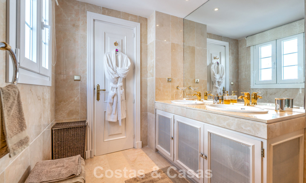 Charmante maison de ville à vendre dans un complexe de style andalou, proche des commodités à Nueva Andalucía, Marbella 802373