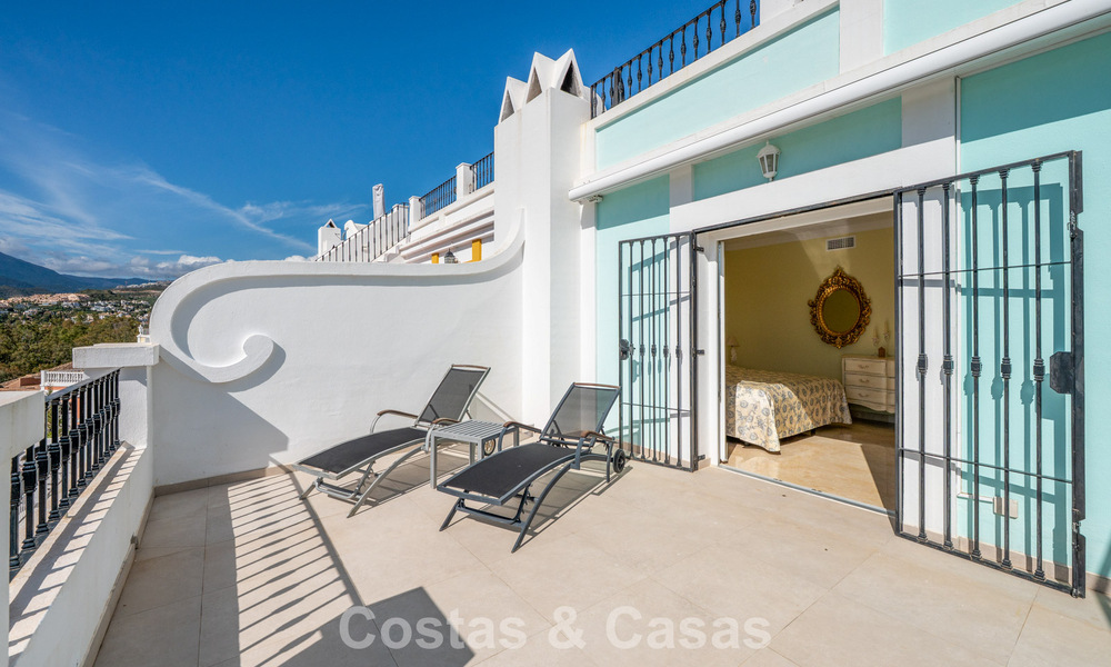 Charmante maison de ville à vendre dans un complexe de style andalou, proche des commodités à Nueva Andalucía, Marbella 802379