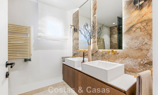 Appartement de luxe modernisé en front de mer à vendre dans une résidence prestigieuse entre Marbella et Estepona 802501 