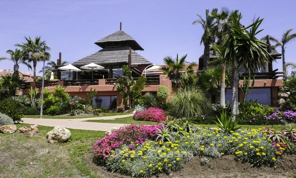 Appartement de luxe modernisé en front de mer à vendre dans une résidence prestigieuse entre Marbella et Estepona 802640