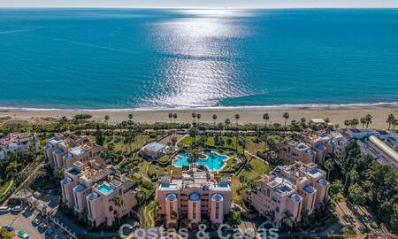 Appartement de plage modernisé avec vue panoramique sur la mer à vendre sur la New Golden Mile, Marbella - Estepona 802512