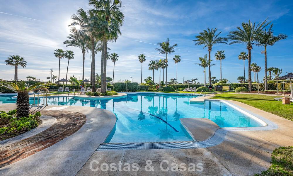 Appartement de plage modernisé avec vue panoramique sur la mer à vendre sur la New Golden Mile, Marbella - Estepona 802521