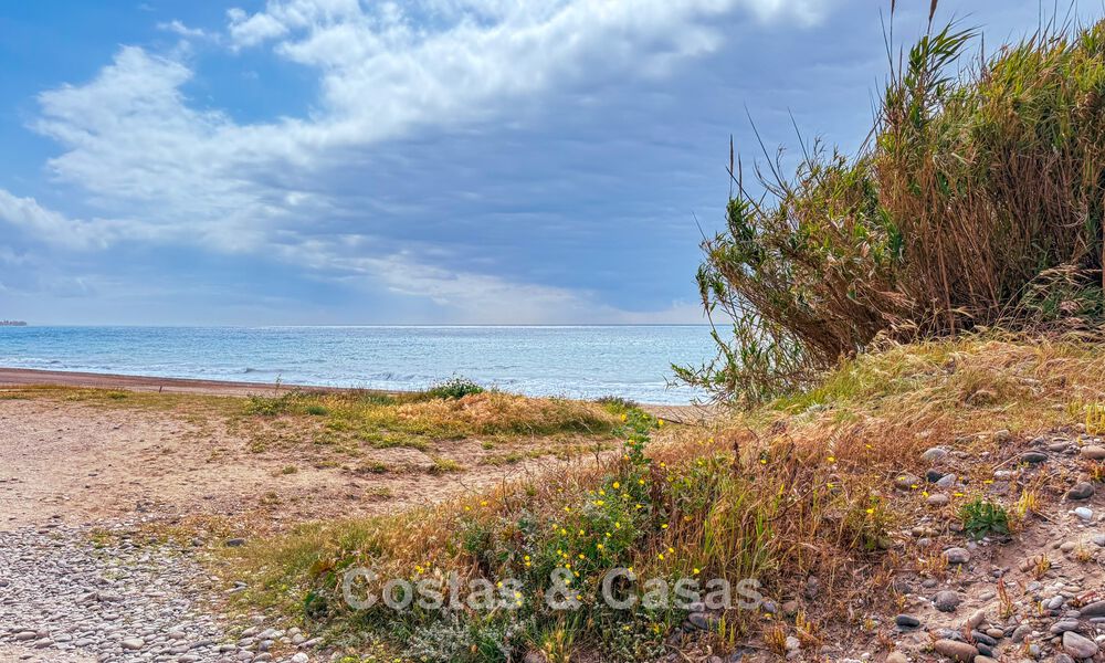 Villa à quelques pas de la plage à vendre sur la très prisée New Golden Mile entre Marbella et Estepona 802568
