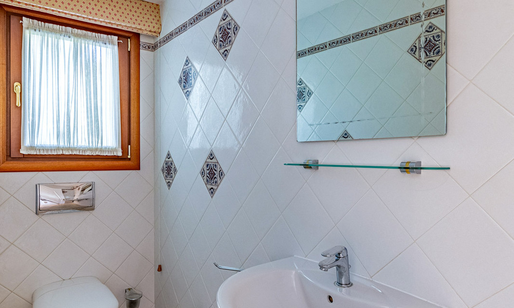 Villa à quelques pas de la plage à vendre sur la très prisée New Golden Mile entre Marbella et Estepona 802573
