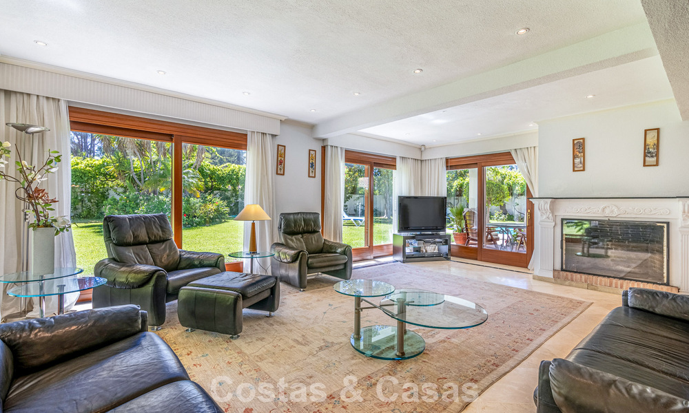 Villa à quelques pas de la plage à vendre sur la très prisée New Golden Mile entre Marbella et Estepona 802576