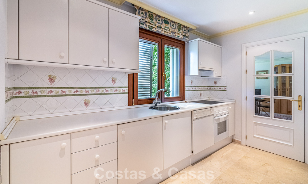 Villa à quelques pas de la plage à vendre sur la très prisée New Golden Mile entre Marbella et Estepona 802581