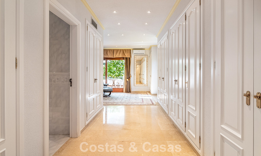 Villa à quelques pas de la plage à vendre sur la très prisée New Golden Mile entre Marbella et Estepona 802592
