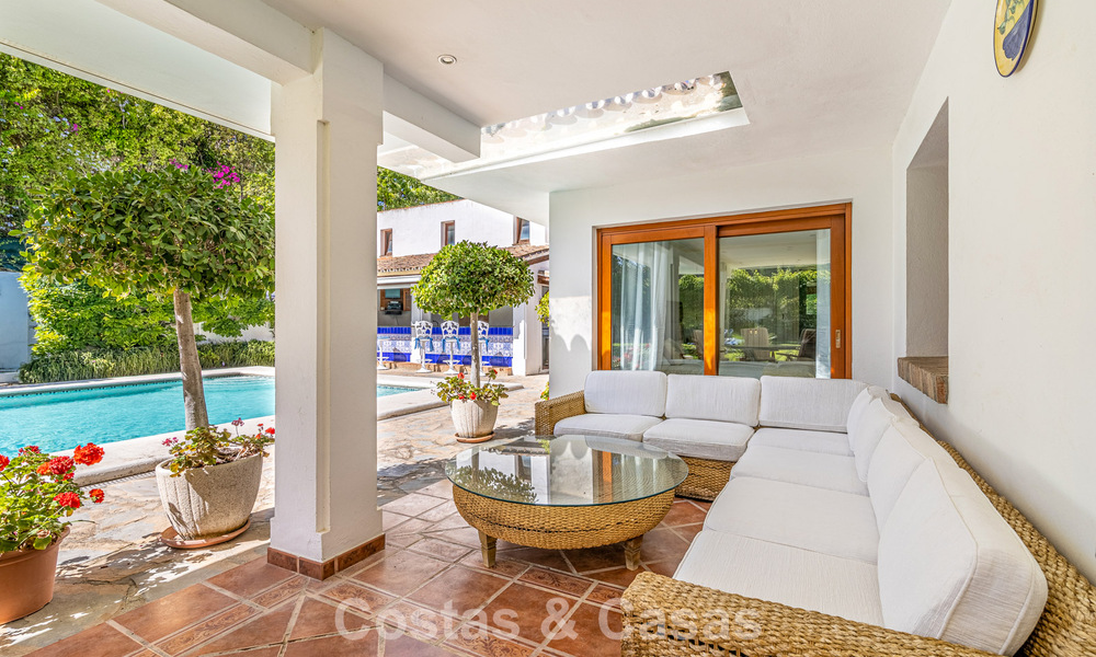 Villa à quelques pas de la plage à vendre sur la très prisée New Golden Mile entre Marbella et Estepona 802596