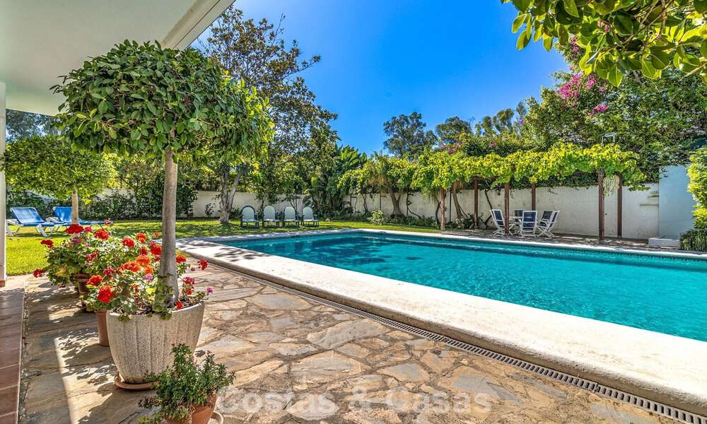 Villa à quelques pas de la plage à vendre sur la très prisée New Golden Mile entre Marbella et Estepona 802597