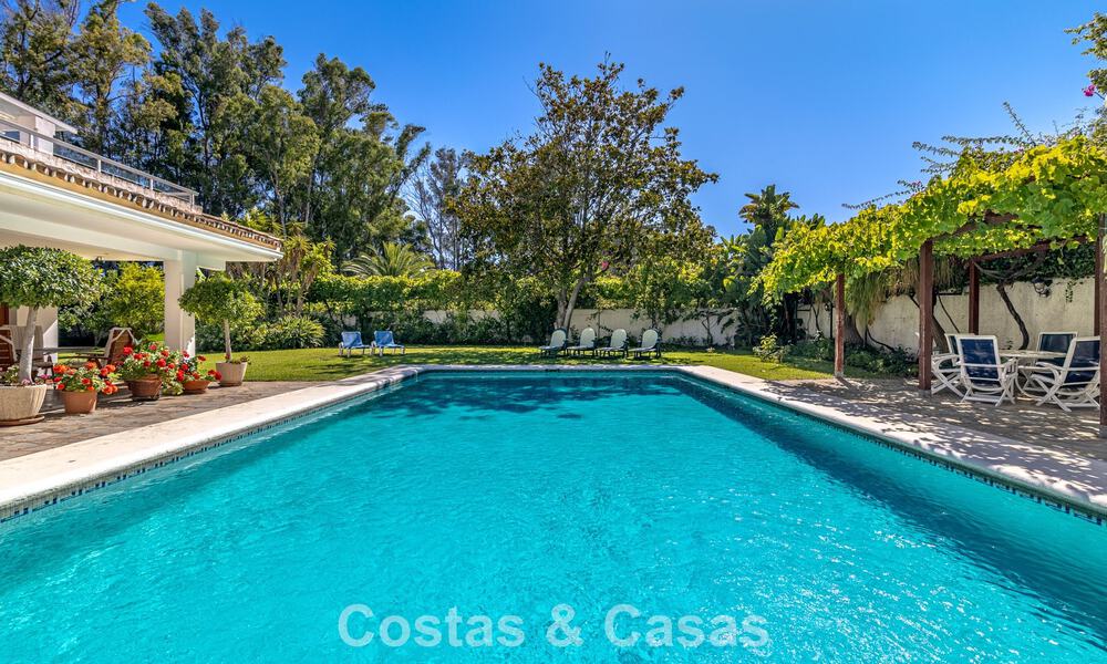 Villa à quelques pas de la plage à vendre sur la très prisée New Golden Mile entre Marbella et Estepona 802599