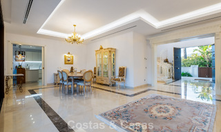 Villa classique à vendre à quelques mètres de la plage et du parcours de golf, sur le New Golden Mile entre Marbella et Estepona 802718 
