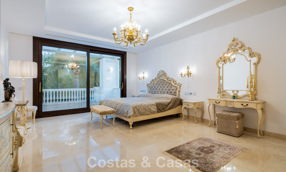 Villa classique à vendre à quelques mètres de la plage et du parcours de golf, sur le New Golden Mile entre Marbella et Estepona 802719