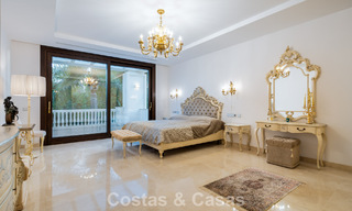 Villa classique à vendre à quelques mètres de la plage et du parcours de golf, sur le New Golden Mile entre Marbella et Estepona 802719 