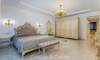 Villa classique à vendre à quelques mètres de la plage et du parcours de golf, sur le New Golden Mile entre Marbella et Estepona 802720 