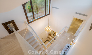 Villa classique à vendre à quelques mètres de la plage et du parcours de golf, sur le New Golden Mile entre Marbella et Estepona 802721 