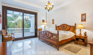 Villa classique à vendre à quelques mètres de la plage et du parcours de golf, sur le New Golden Mile entre Marbella et Estepona 802722 