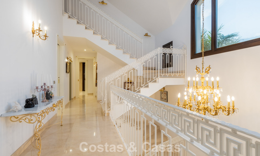 Villa classique à vendre à quelques mètres de la plage et du parcours de golf, sur le New Golden Mile entre Marbella et Estepona 802723
