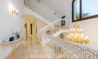 Villa classique à vendre à quelques mètres de la plage et du parcours de golf, sur le New Golden Mile entre Marbella et Estepona 802723 