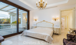 Villa classique à vendre à quelques mètres de la plage et du parcours de golf, sur le New Golden Mile entre Marbella et Estepona 802724 