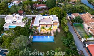 Villa classique à vendre à quelques mètres de la plage et du parcours de golf, sur le New Golden Mile entre Marbella et Estepona 802725 