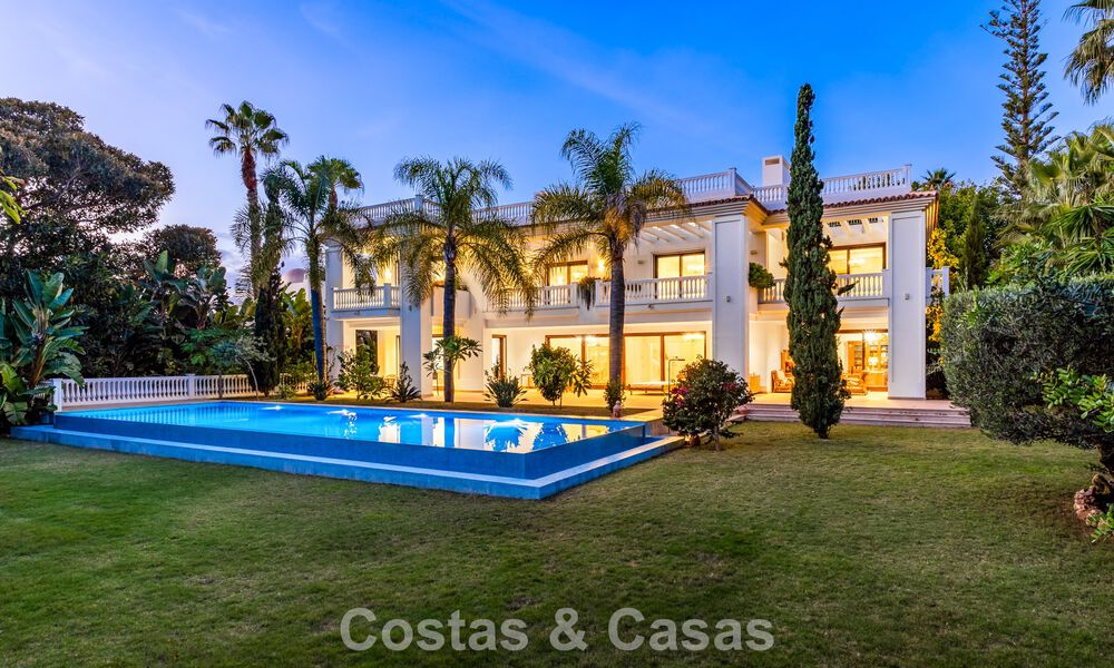 Villa classique à vendre à quelques mètres de la plage et du parcours de golf, sur le New Golden Mile entre Marbella et Estepona 802726