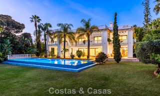 Villa classique à vendre à quelques mètres de la plage et du parcours de golf, sur le New Golden Mile entre Marbella et Estepona 802726 
