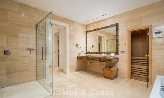 Villa classique à vendre à quelques mètres de la plage et du parcours de golf, sur le New Golden Mile entre Marbella et Estepona 802728 