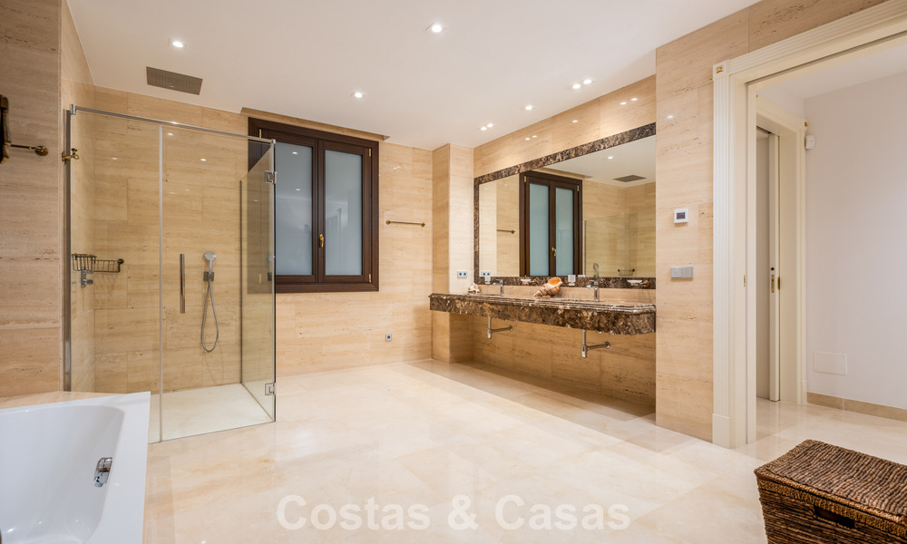 Villa classique à vendre à quelques mètres de la plage et du parcours de golf, sur le New Golden Mile entre Marbella et Estepona 802729