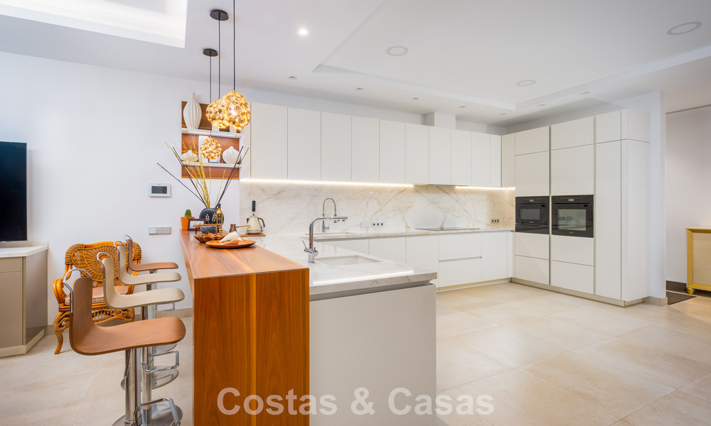 Villa classique à vendre à quelques mètres de la plage et du parcours de golf, sur le New Golden Mile entre Marbella et Estepona 802731