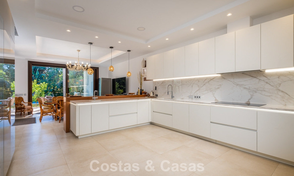 Villa classique à vendre à quelques mètres de la plage et du parcours de golf, sur le New Golden Mile entre Marbella et Estepona 802732
