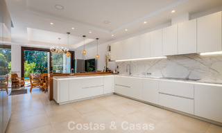 Villa classique à vendre à quelques mètres de la plage et du parcours de golf, sur le New Golden Mile entre Marbella et Estepona 802732 