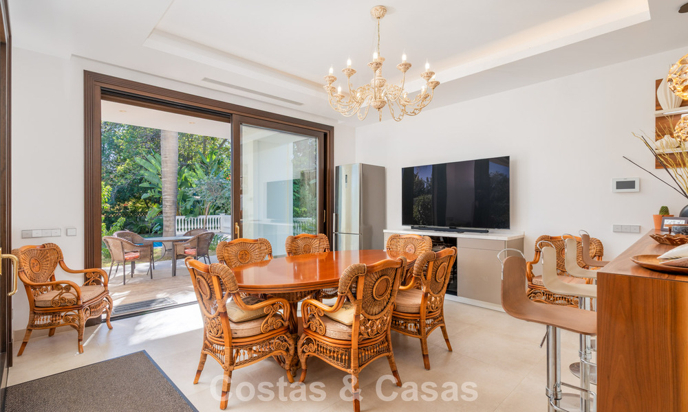 Villa classique à vendre à quelques mètres de la plage et du parcours de golf, sur le New Golden Mile entre Marbella et Estepona 802733