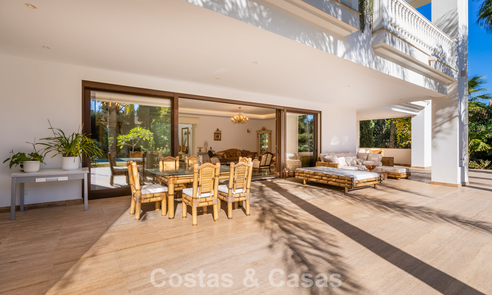 Villa classique à vendre à quelques mètres de la plage et du parcours de golf, sur le New Golden Mile entre Marbella et Estepona 802734