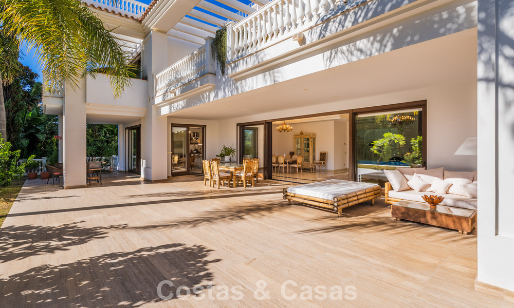 Villa classique à vendre à quelques mètres de la plage et du parcours de golf, sur le New Golden Mile entre Marbella et Estepona 802735
