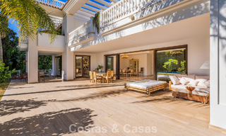 Villa classique à vendre à quelques mètres de la plage et du parcours de golf, sur le New Golden Mile entre Marbella et Estepona 802735 